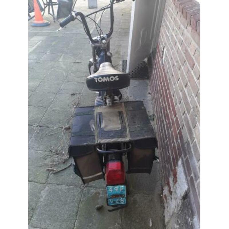 Tomos bouwjaar 2006 weg is weg rij remt wel eve betje op kna