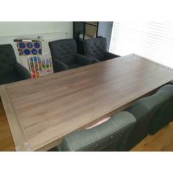 Eettafel en dressoirkast