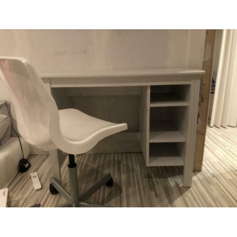 Wit bureau incl stoel op wielen.
