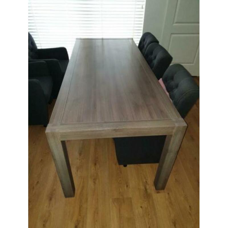 Eettafel en dressoirkast