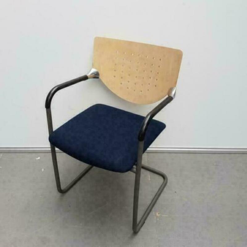 2x Zeer degelijke blauwe LANDE vergaderstoelen en houten rug
