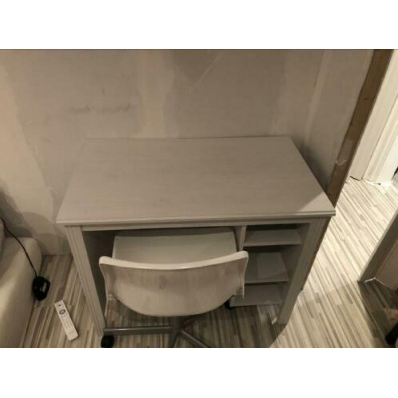 Wit bureau incl stoel op wielen.