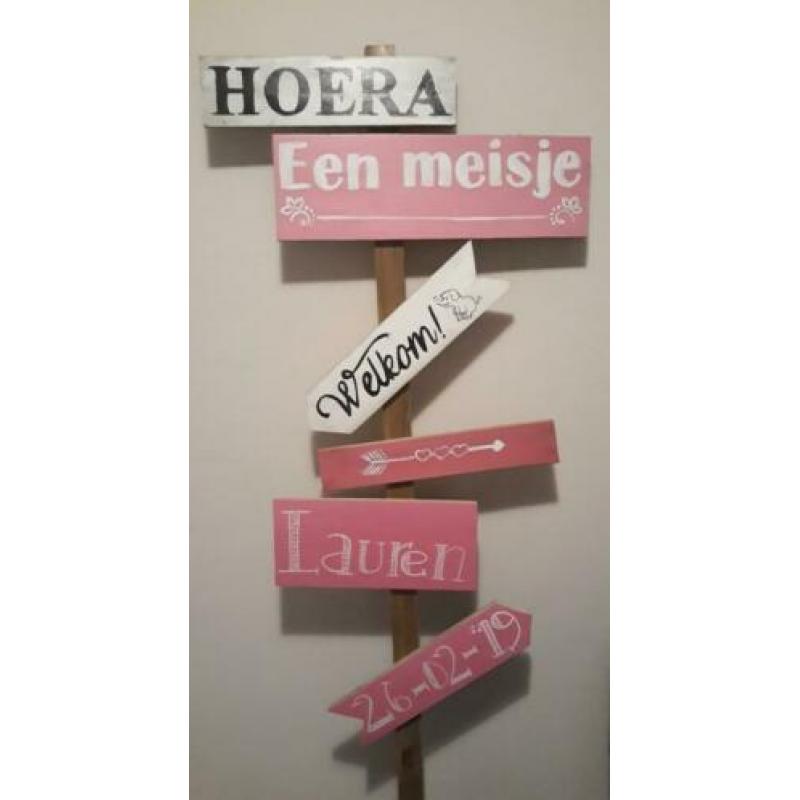 Wegwijzer geboortebord 1m80 roze. Leuk ipv Geboorte Ooievaar