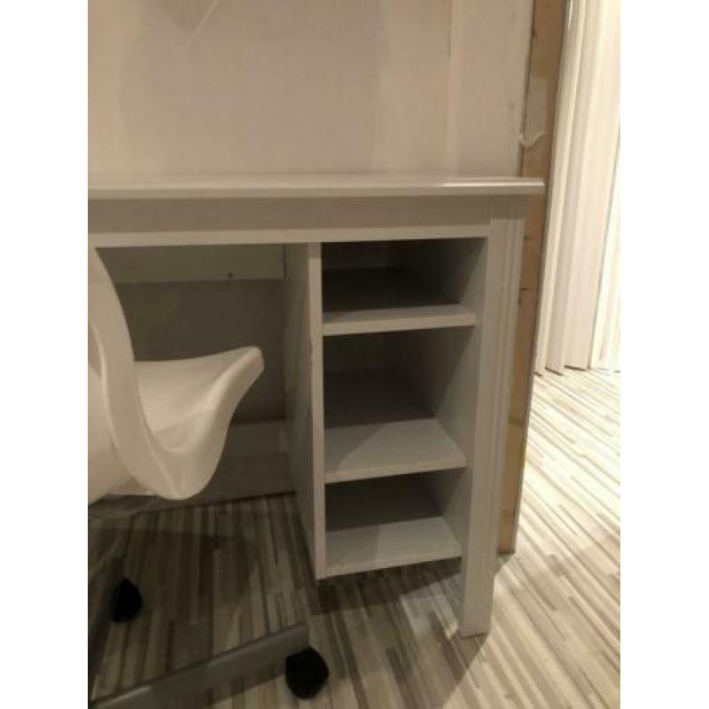 Wit bureau incl stoel op wielen.