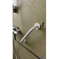 Steungrepen toilet en muur
