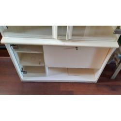 Gratis witte vitrinekast met 4 lampjes