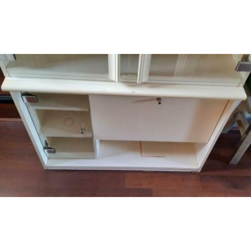 Gratis witte vitrinekast met 4 lampjes