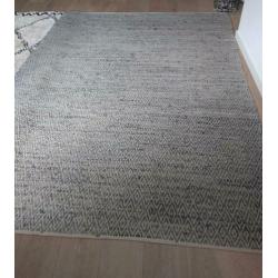 Vloerkleed met stukjes leer.
