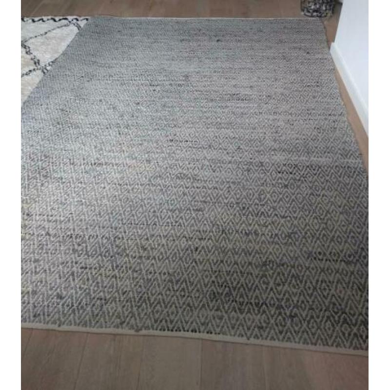 Vloerkleed met stukjes leer.