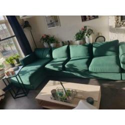 Groene bank met lounge gedeelte