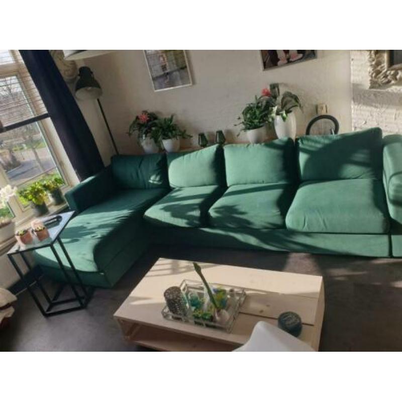 Groene bank met lounge gedeelte