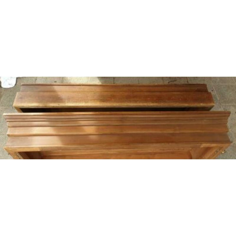 Antieke robuuste kast boven +onderkant massief hout 150x65cm