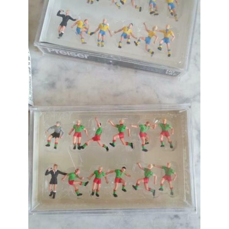 Miniatuur voetbal teams en goals