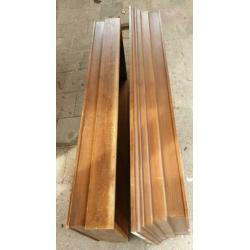 Antieke robuuste kast boven +onderkant massief hout 150x65cm