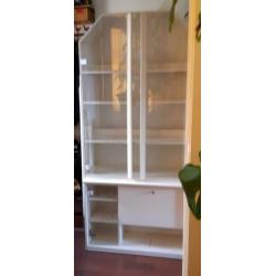 Gratis witte vitrinekast met 4 lampjes