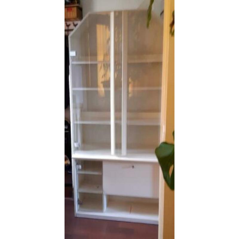 Gratis witte vitrinekast met 4 lampjes