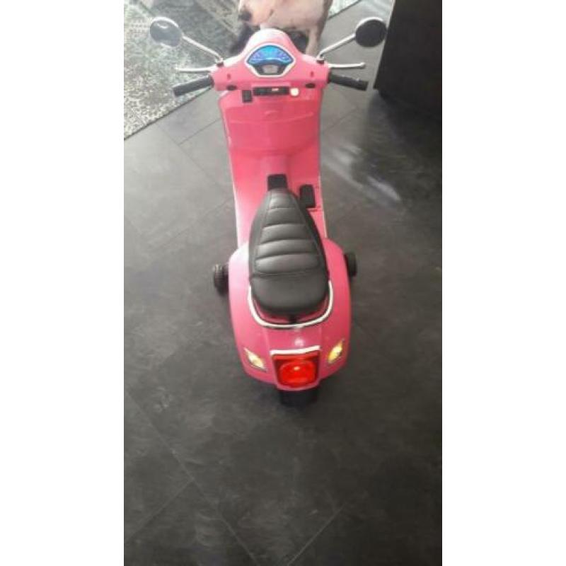 Electrische vespa voor kinderen