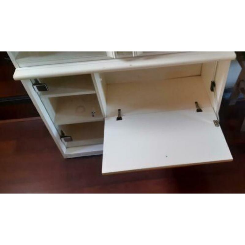 Gratis witte vitrinekast met 4 lampjes