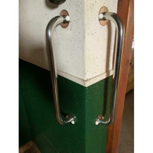 Steungrepen toilet en muur