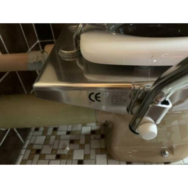 Steungrepen toilet en muur
