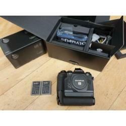 I.g.st. complete Olympus OM-D E-M1 met HLD7 grip, 3 batterij