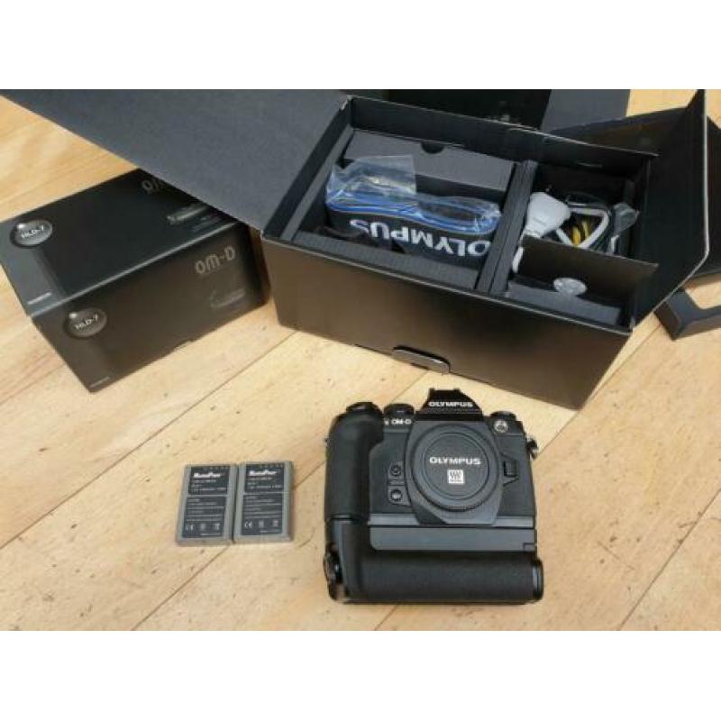 I.g.st. complete Olympus OM-D E-M1 met HLD7 grip, 3 batterij