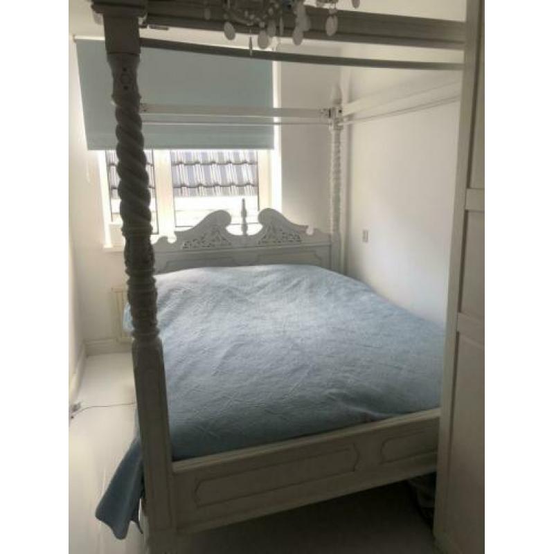 Hemelbed teak wit handbewerkt