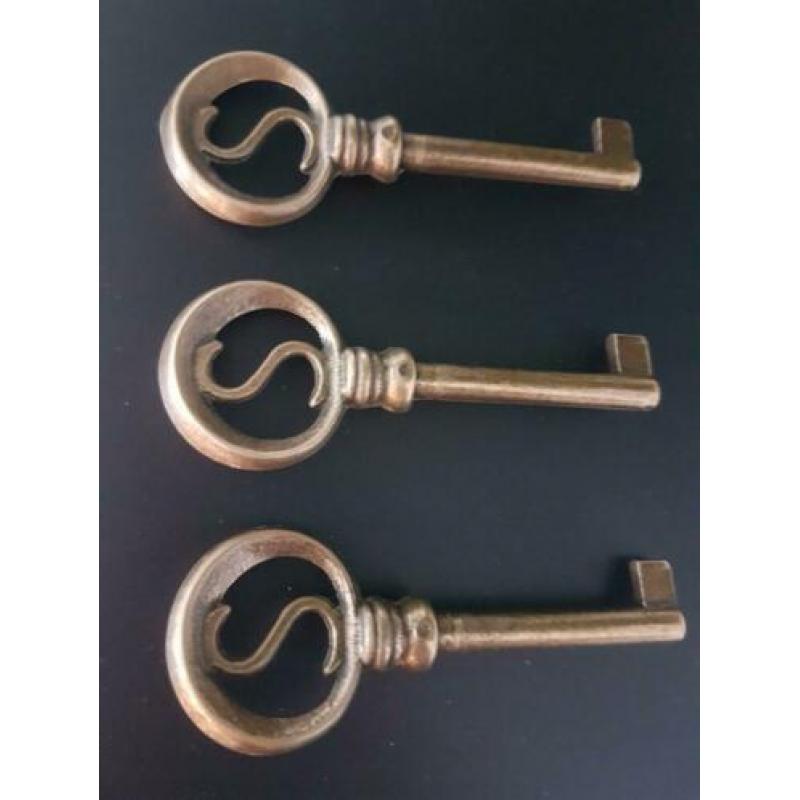 3 Schitterende echte Antieke koperen (orgel) sleutels €14,50