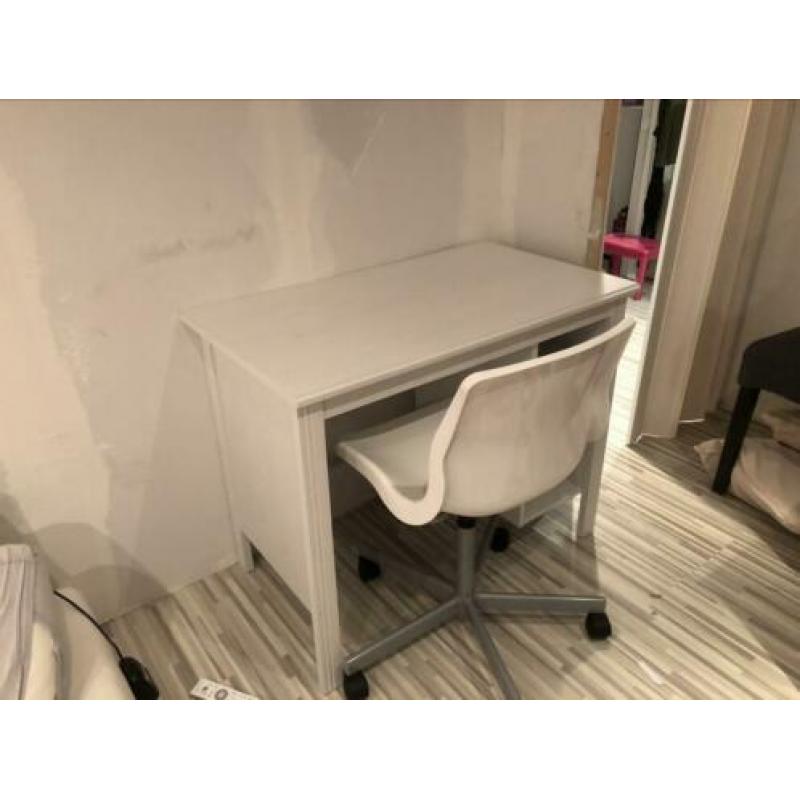 Wit bureau incl stoel op wielen.