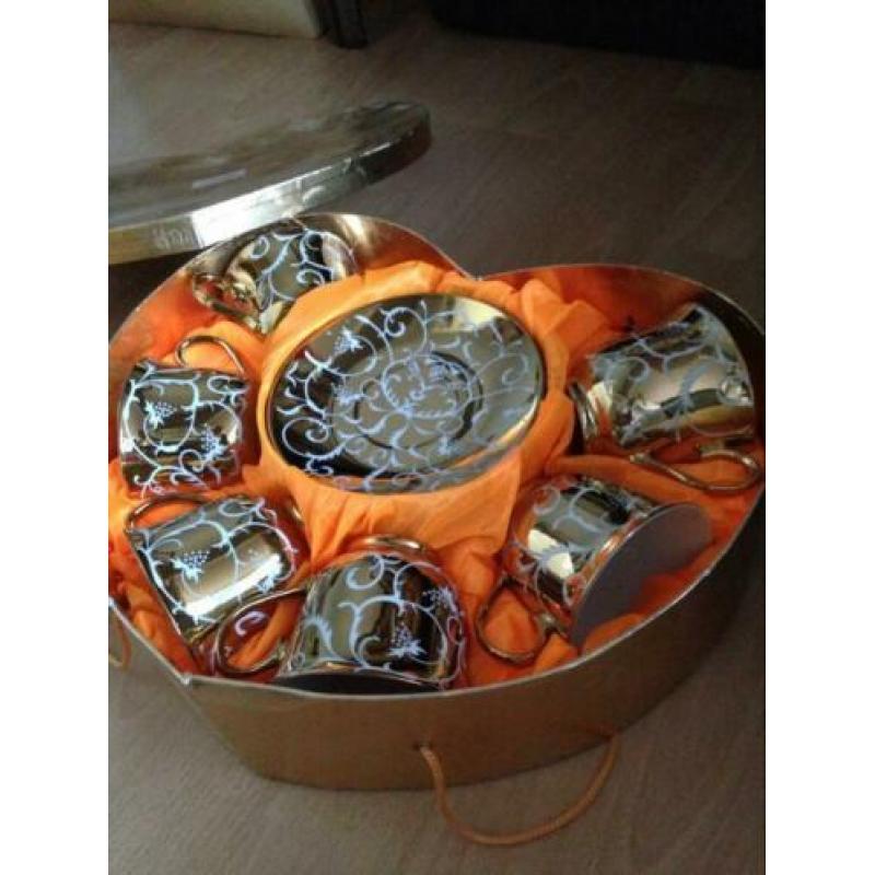 Nieuw set koffiekopjes met schotels