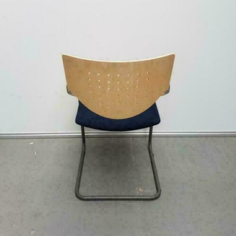 2x Zeer degelijke blauwe LANDE vergaderstoelen en houten rug