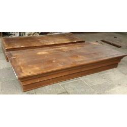 Antieke robuuste kast boven +onderkant massief hout 150x65cm