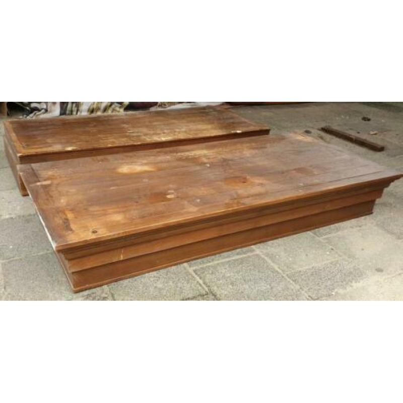 Antieke robuuste kast boven +onderkant massief hout 150x65cm