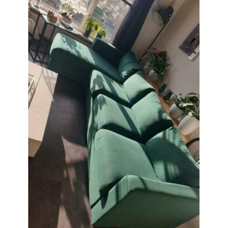 Groene bank met lounge gedeelte
