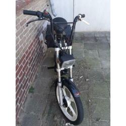 Tomos bouwjaar 2006 weg is weg rij remt wel eve betje op kna