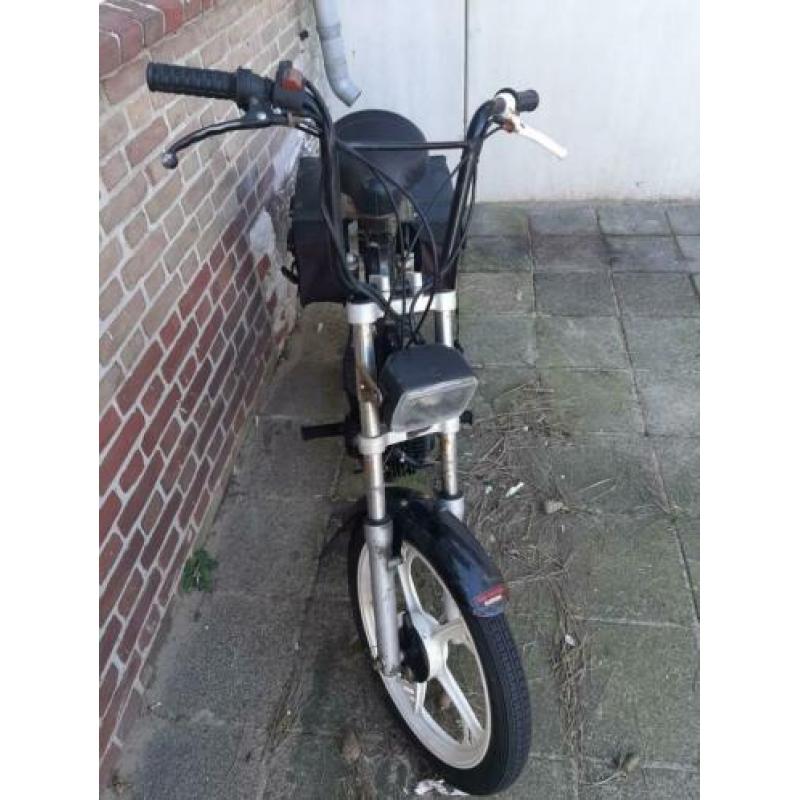 Tomos bouwjaar 2006 weg is weg rij remt wel eve betje op kna