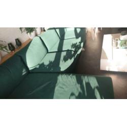 Groene bank met lounge gedeelte