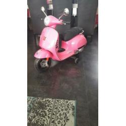 Electrische vespa voor kinderen