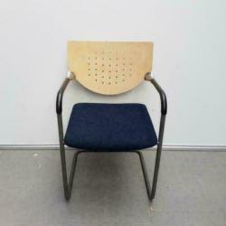 2x Zeer degelijke blauwe LANDE vergaderstoelen en houten rug
