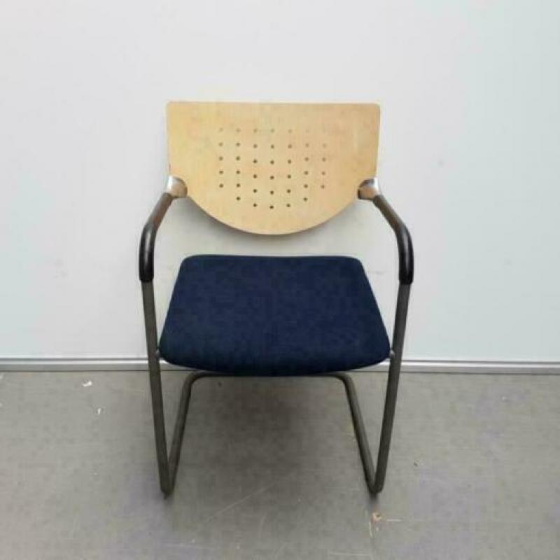 2x Zeer degelijke blauwe LANDE vergaderstoelen en houten rug