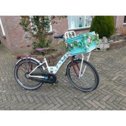 Leuke 24 inch meisjesfiets met 3 versnellingen en handrem.