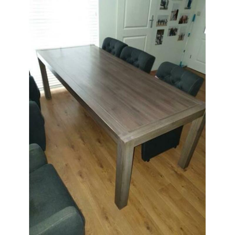 Eettafel en dressoirkast