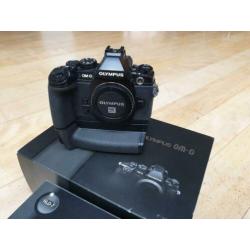 I.g.st. complete Olympus OM-D E-M1 met HLD7 grip, 3 batterij