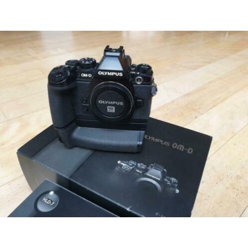 I.g.st. complete Olympus OM-D E-M1 met HLD7 grip, 3 batterij