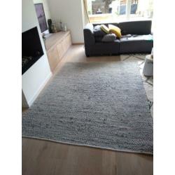 Vloerkleed met stukjes leer.
