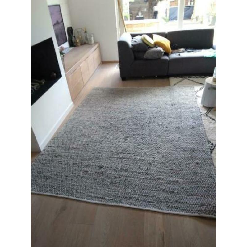 Vloerkleed met stukjes leer.