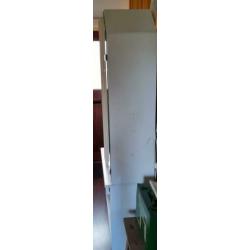 Gratis witte vitrinekast met 4 lampjes