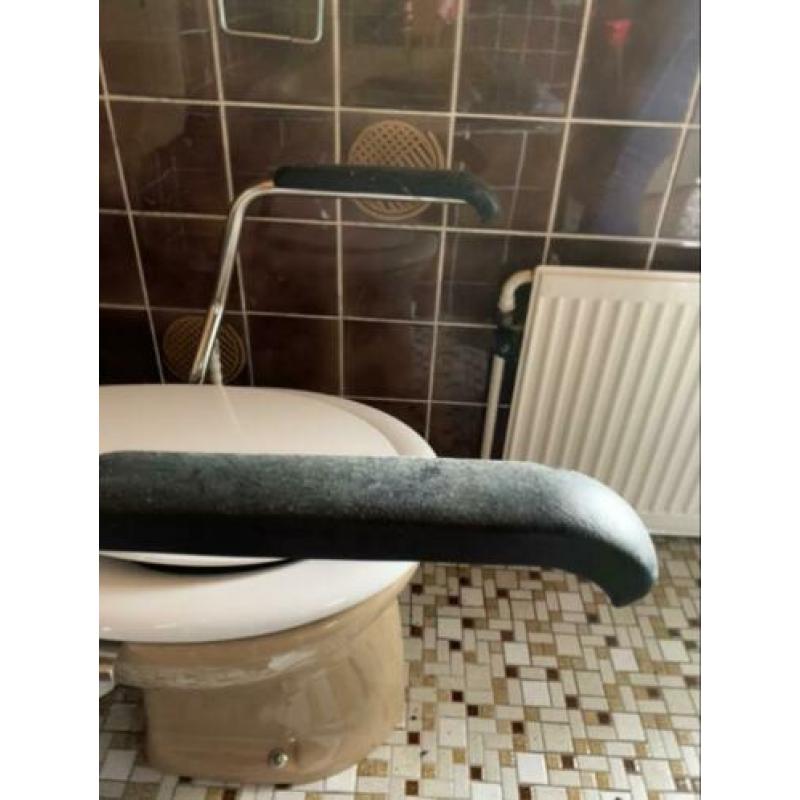 Steungrepen toilet en muur