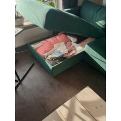 Groene bank met lounge gedeelte