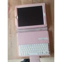 Ipad 2. Geen krassen. Met lederen hoes en toetsenbord.